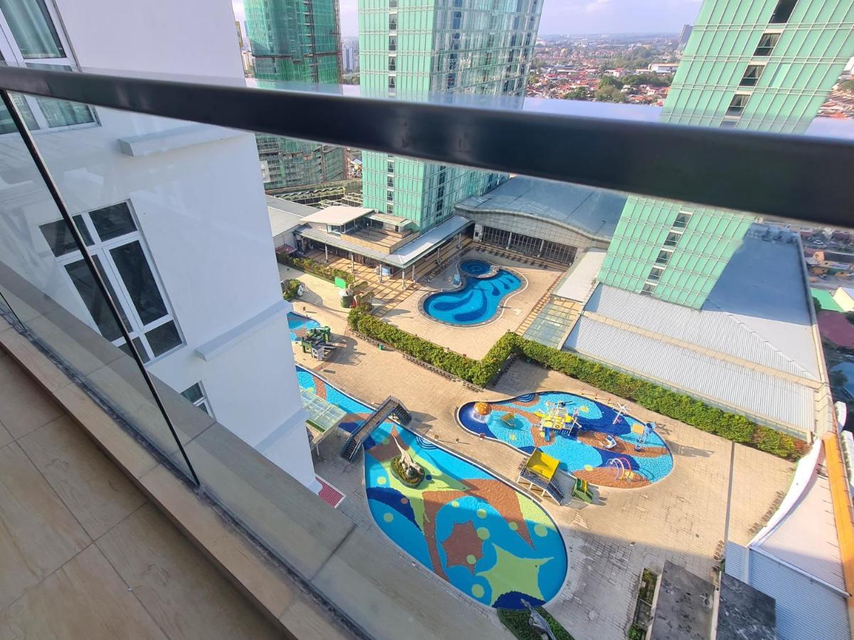 Apartemen Ksl D'esplanade 4 Bedrooms Dinosaur Water Park View High Floor Free Wifi Ksl City Mall By Gdragon Homestay *